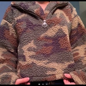 🧸Cute camo cropped sweater. With “O” ring zipper and drawstring.
